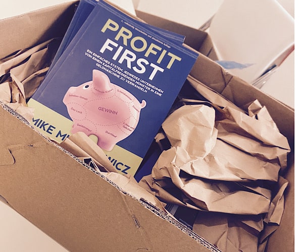 Paket mit Büchern Profit First