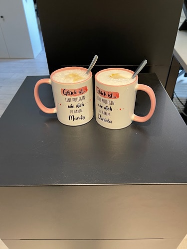Zwei Tassen Kaffee im Büro