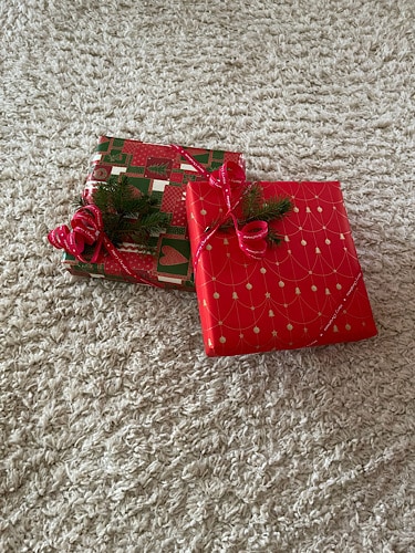 Zwei eingepackte Weihnachtsgeschenke
