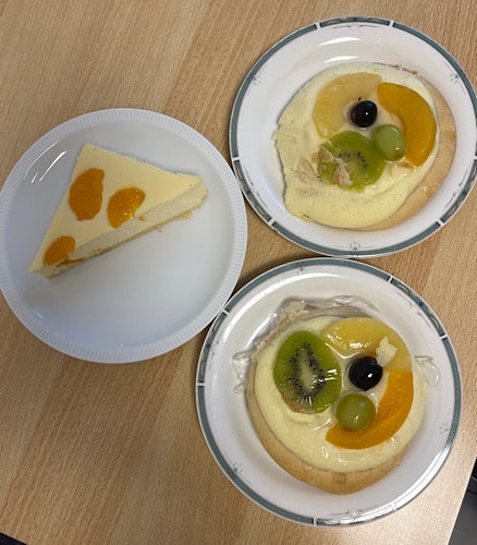 Drei Teller mit Kuchen