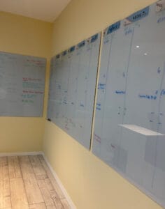 Whiteboard mit Wochenplanungen