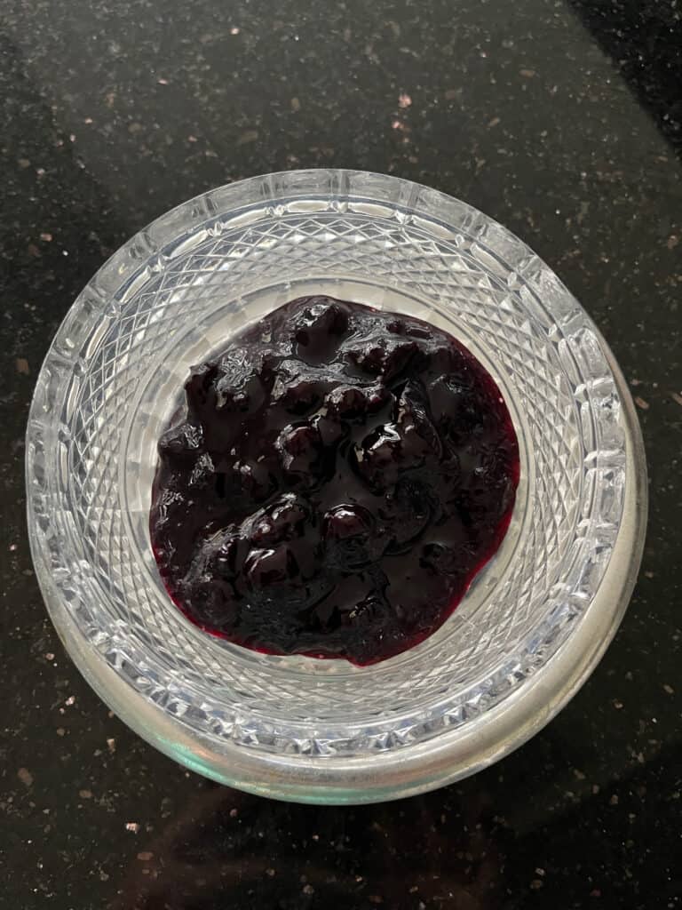 Schale mit selbst gemachter Johannisbeermarmelade