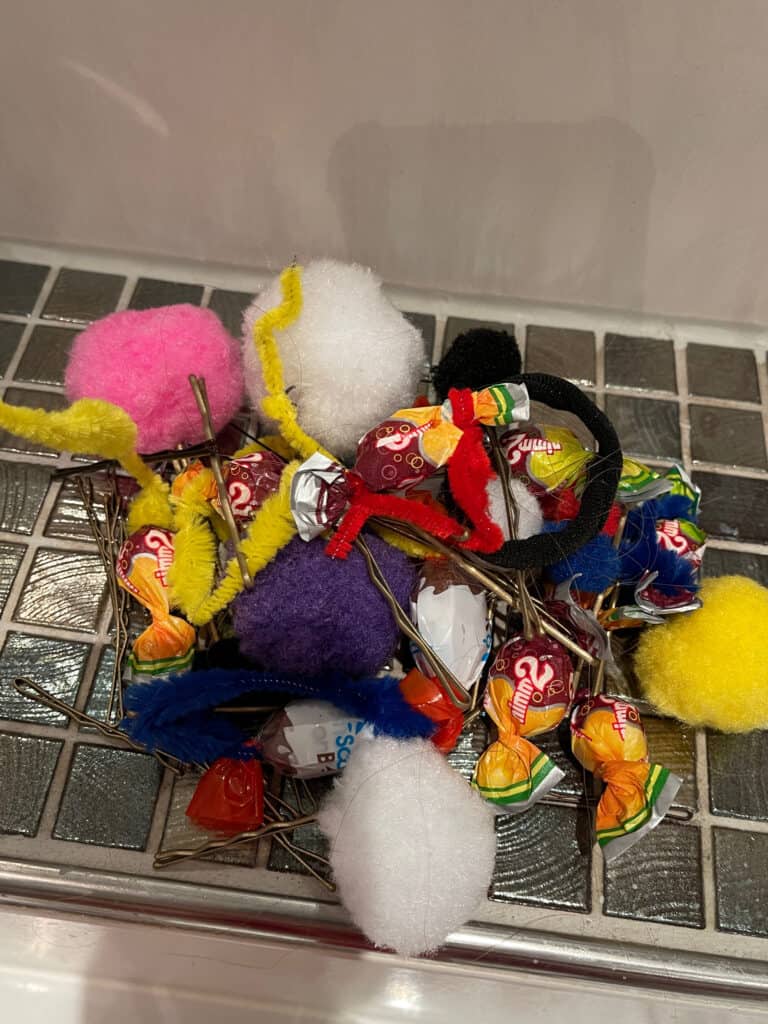 Kleine Stoffbälle in unterschiedlichen Farben, Kindenbonbon , nimm2 und viele Haarklemmen. das alles für Karneval.