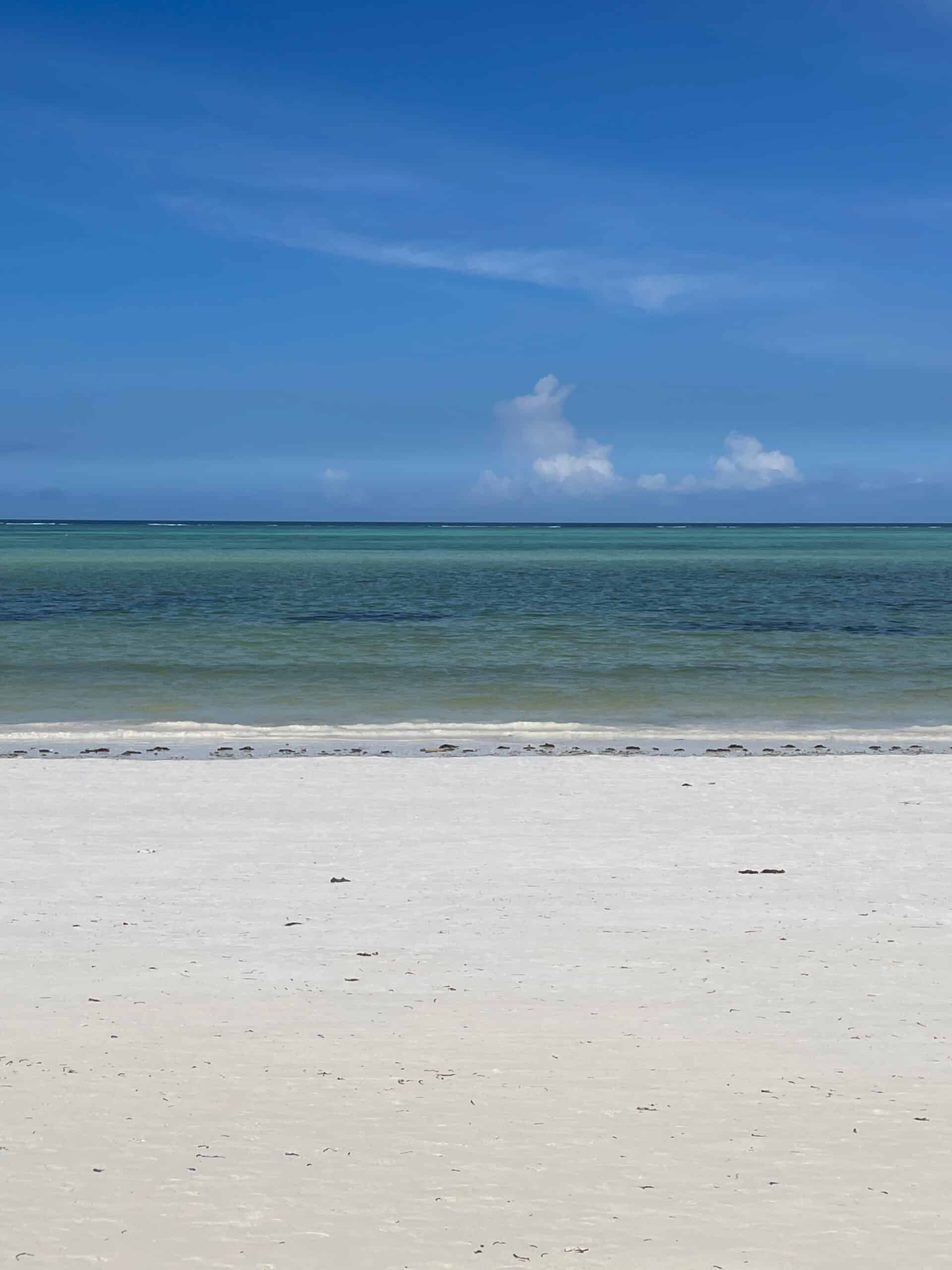 Strand und blaues Wasser