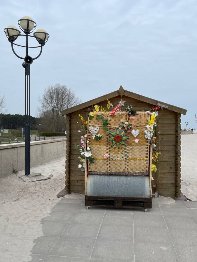 Starndkorb dekoriert mit ganz vielen Blumen