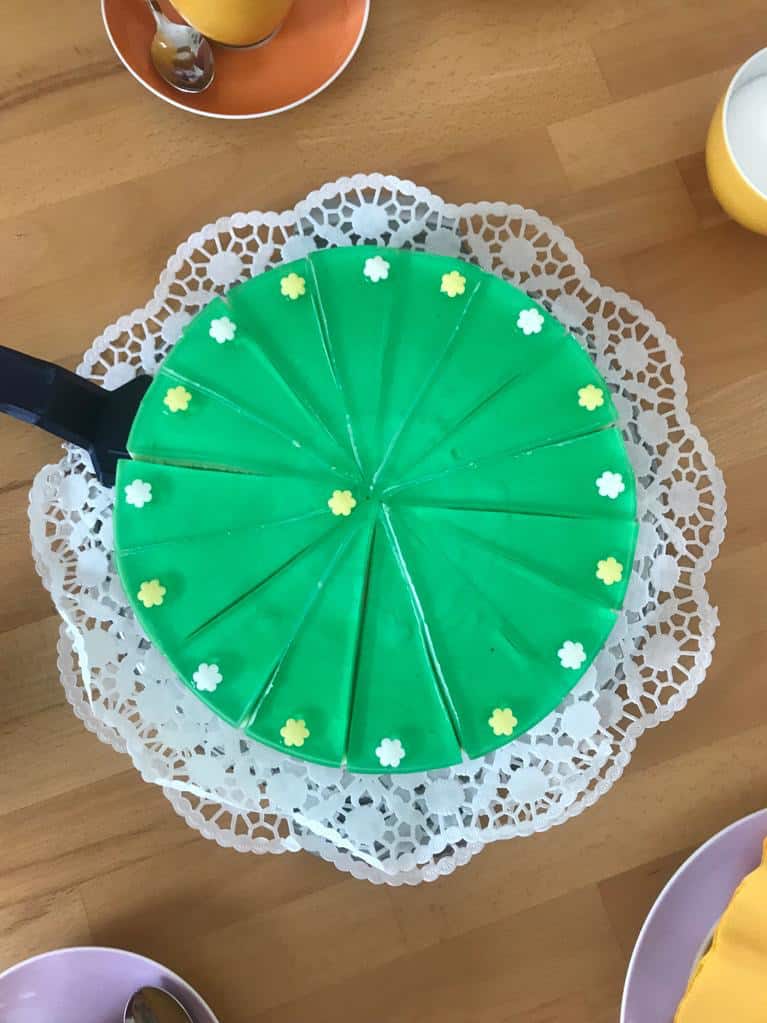 Quartorte mit Waldmeistergelee