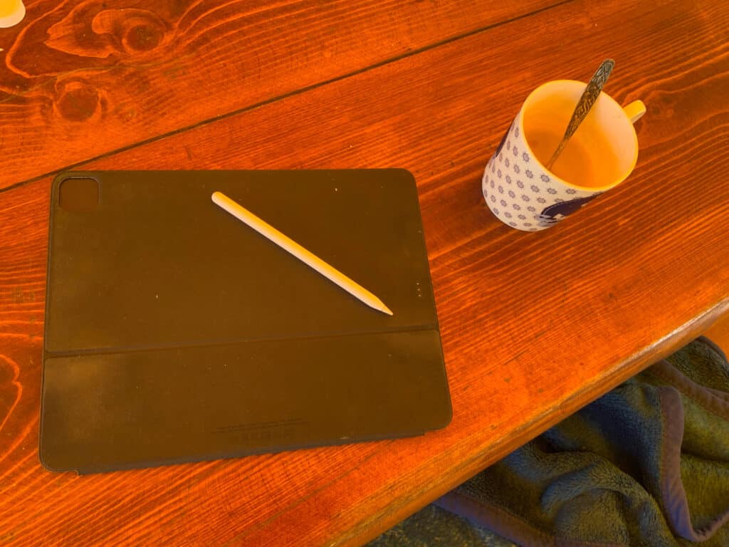 Tasse Kaffe und iPad