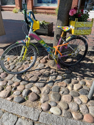 Ein Fahrrad dekoriert mit Blumen