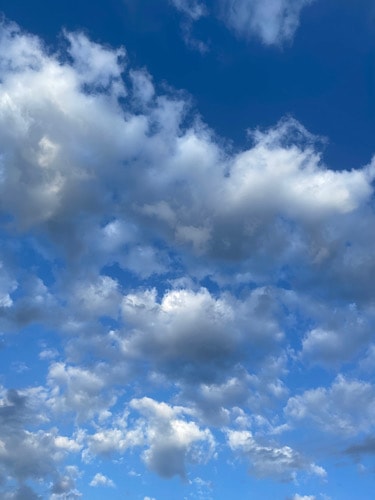 Blauer Himmel mit Wolken mein 12 von 12 - Juli 2023