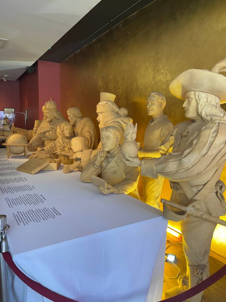große Tafel mit Persönlichkeiten aus der Geschichte. Figuren alle aus Marzipan