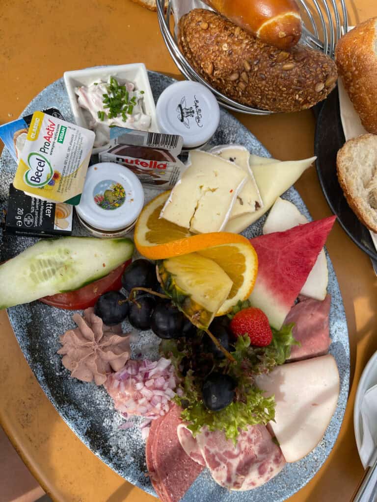 Frühstücksplatte mit Wurst, Käse, Marmelade und Obst