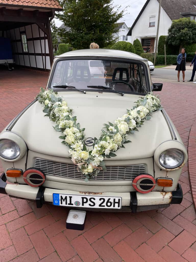 Für Hochzeit geschmückter Trabant