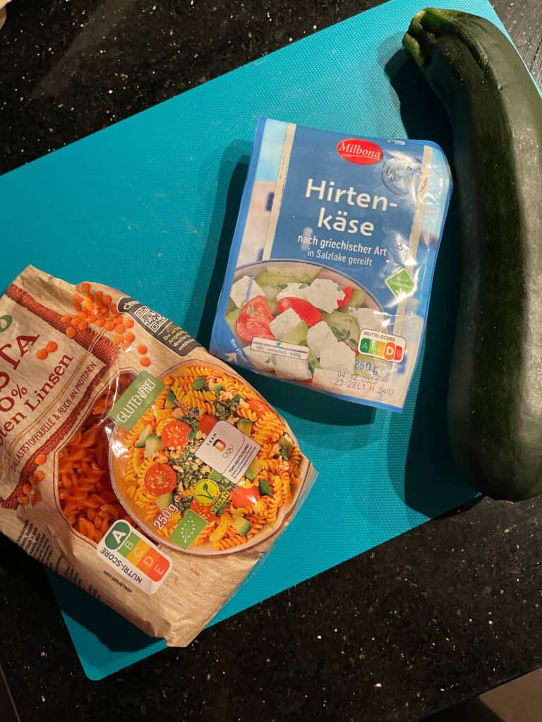 Eine Packung Nudeln, Käse und eine Zucchini