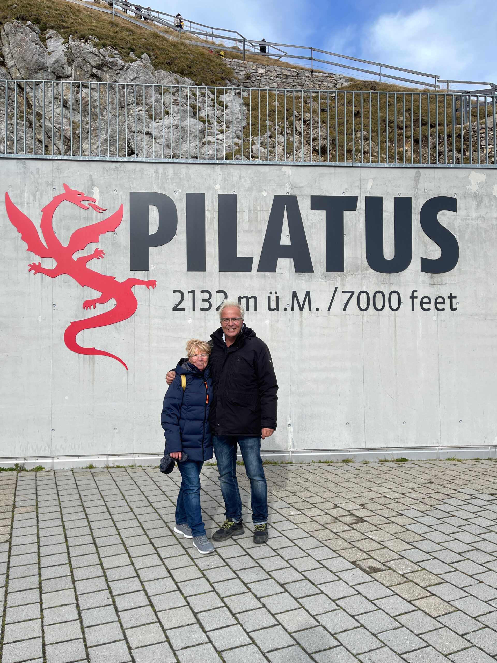 Zwei Menschen vor dem Schild mit der Aufschrift Pilatus
