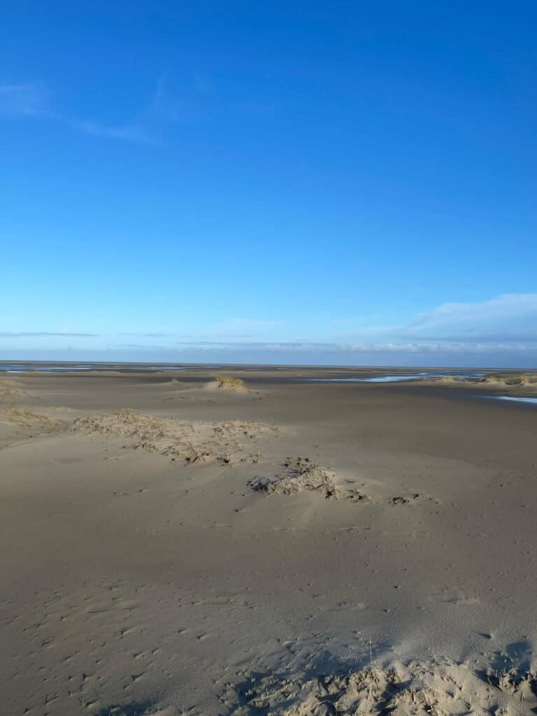 breiter Strand und blauer Himmel