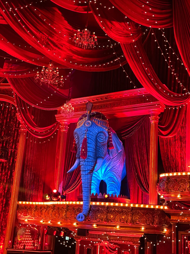 Theater von innen rotes Licht mit blauen Elefanten