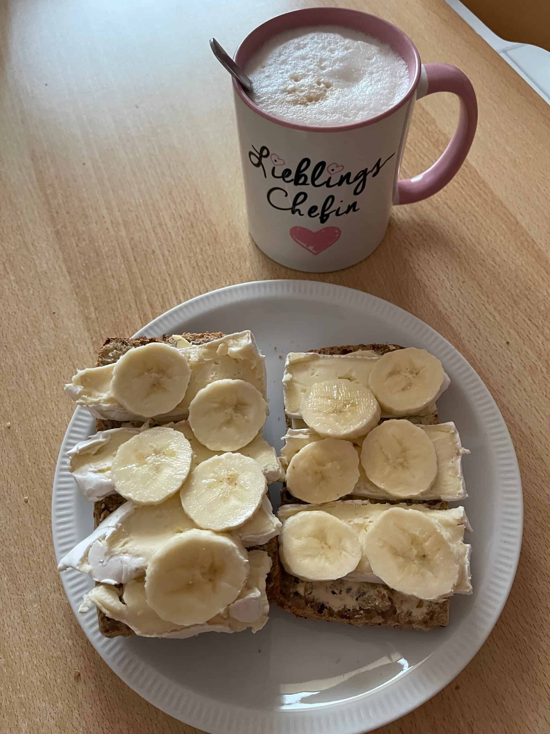 Brötchen mit Käse belegt und Banane