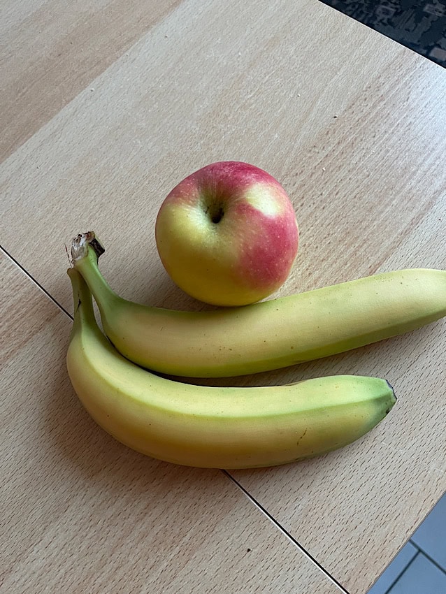 IMG_2024-02-12-183154 zwei Bananen und ein Apfel
