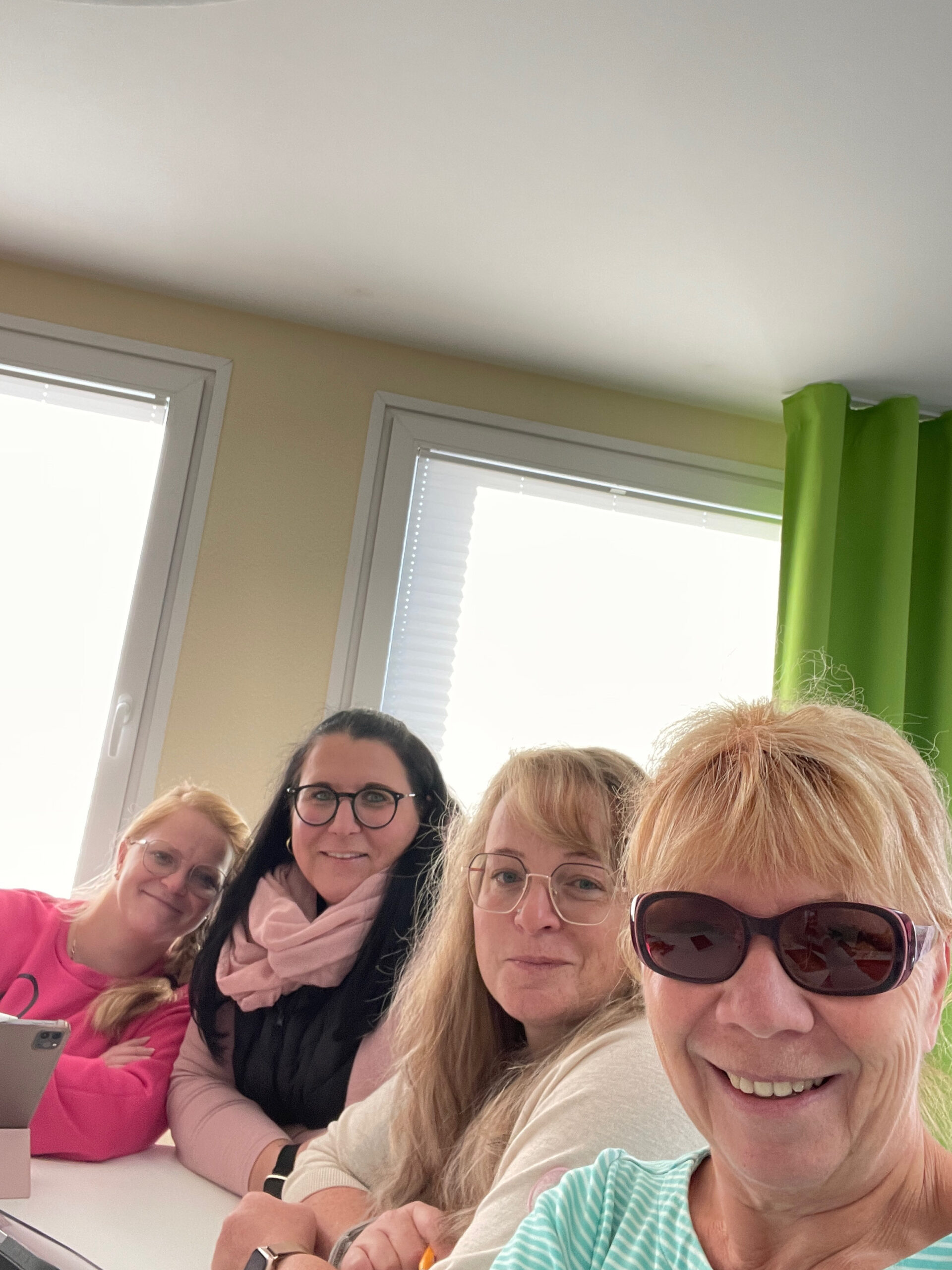 IMG_2024-09-13-175734 Vier Frauen an einem Tisch