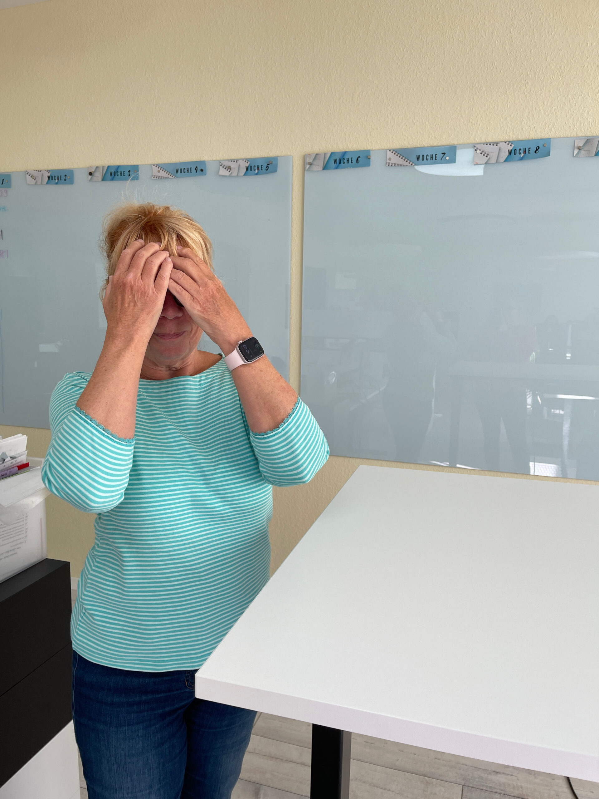 IMG_2024-09-13-175844 Frau hält Hand vor das Gesicht