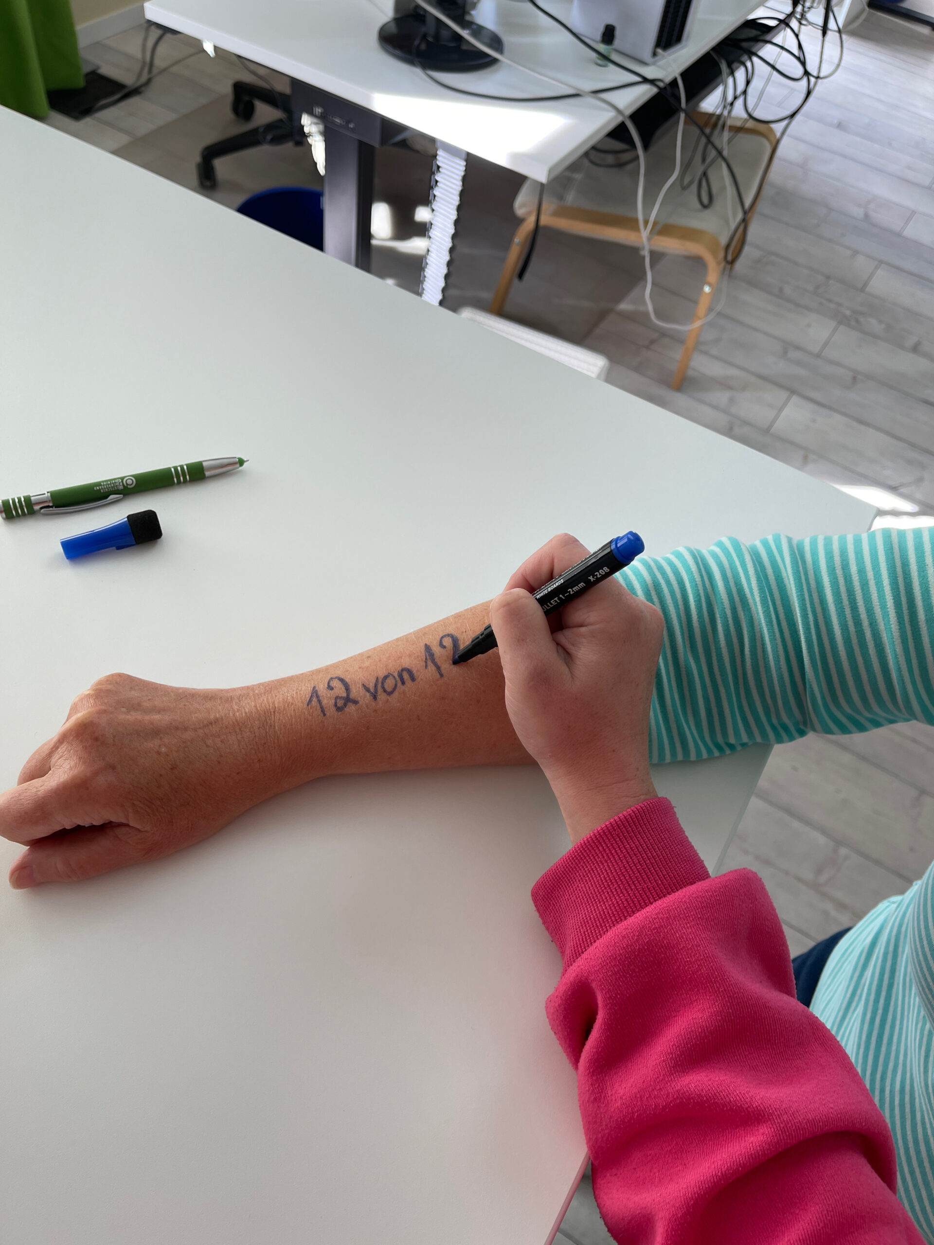 IMG_2024-09-13-180318 Auf einen Arm wird etwas geschrieben