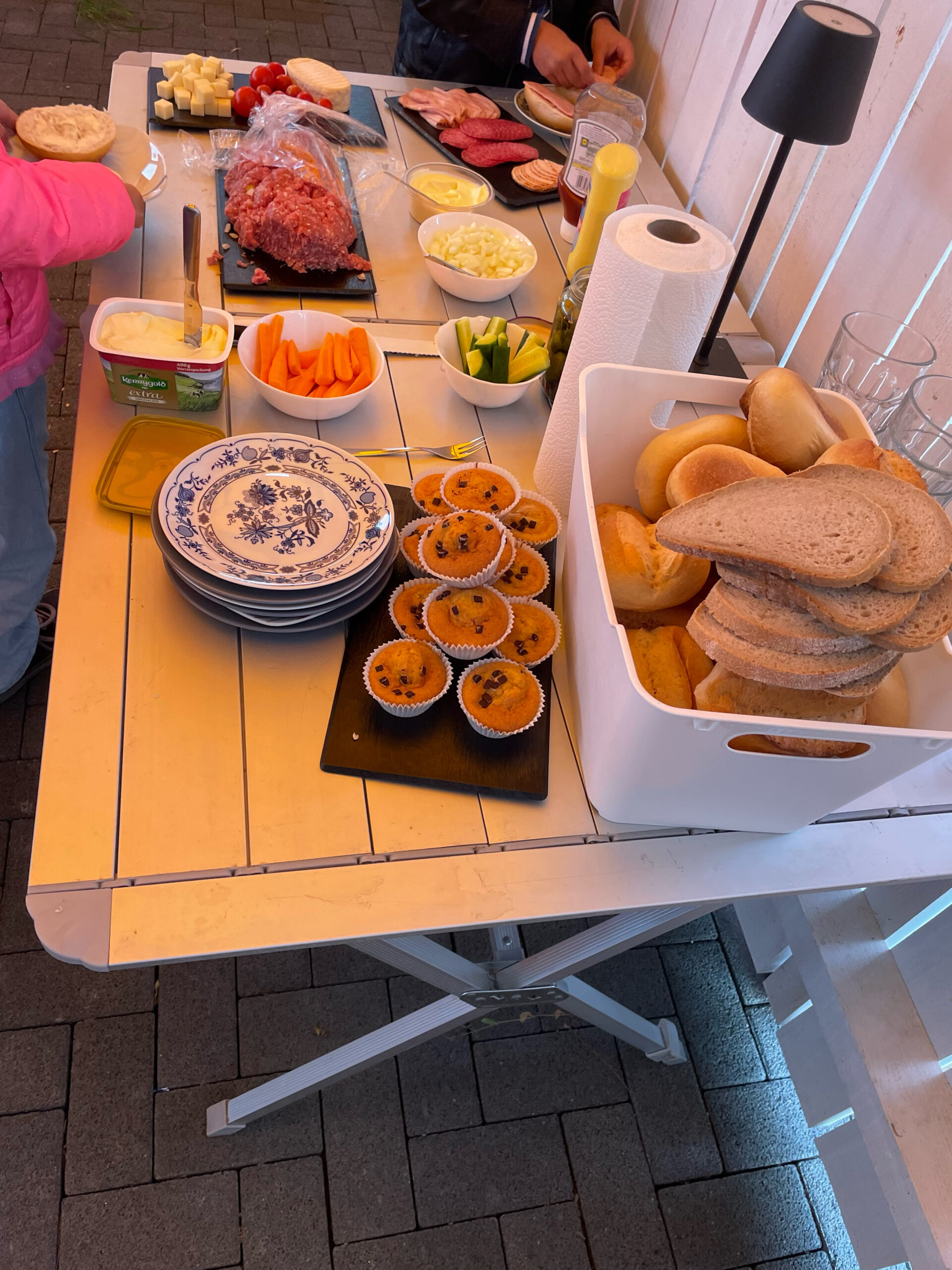 IMG_2024-09-13-183717 Tisch mit Brot, Wurst, Käse und anderen Leckereien.