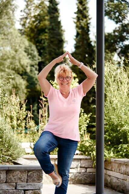 Liane Klar in Yoga Haltung auf einem Bein