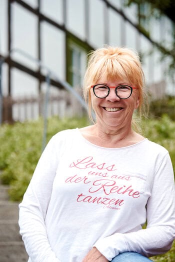 Steuerberaterin Liane Klar vor Treppe im Grünen